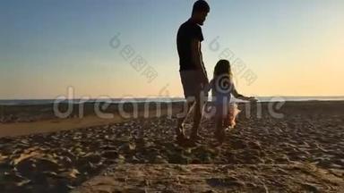 <strong>父亲和女儿在海滩</strong>上跑步。